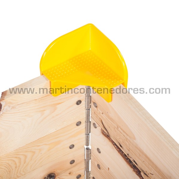 Plastic corner piece for pallet collars wooden