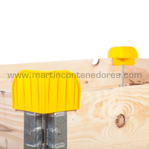 Plastic corner piece for pallet collars wooden