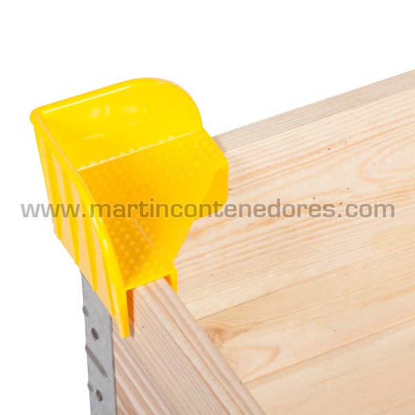 Plastic corner piece for pallet collars wooden